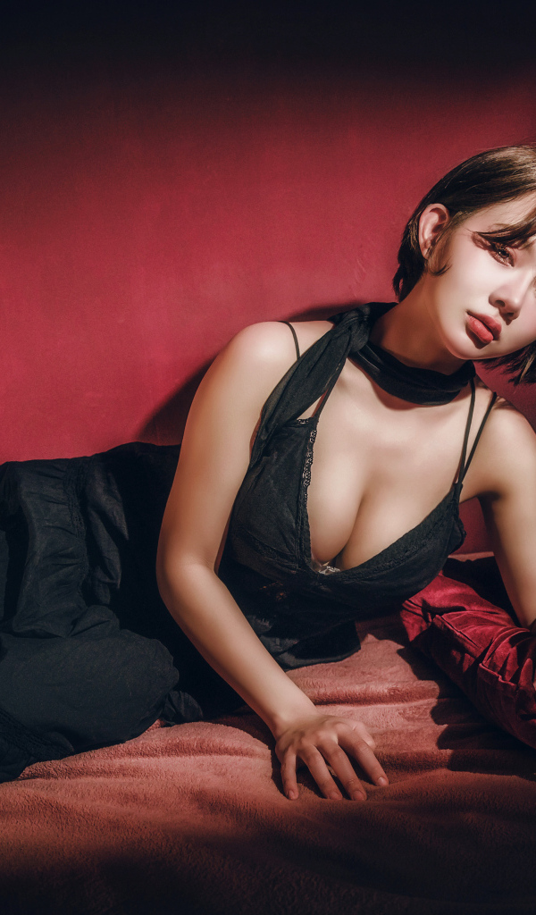 Девушка азиатка лежит на постели