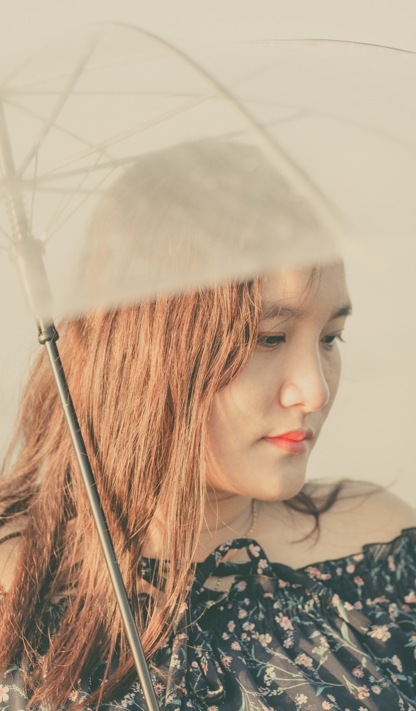 Девушка азиатка под прозрачным зонтом