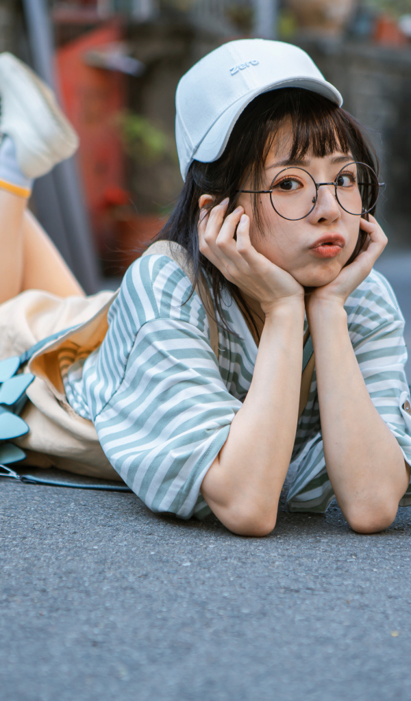 Девушка азиатка с фигуркой годзиллы