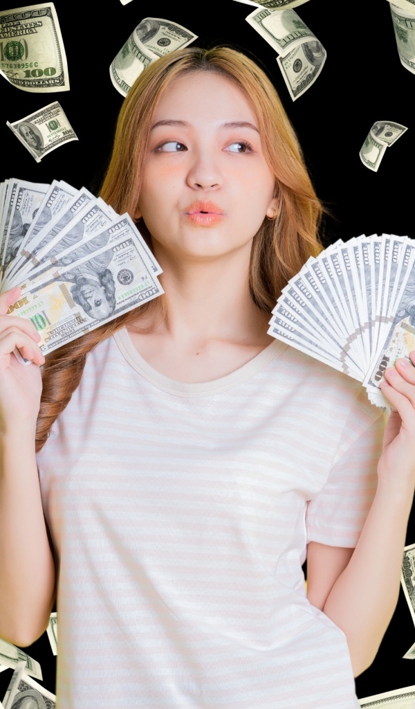 Девушка азиатка с долларами в руках