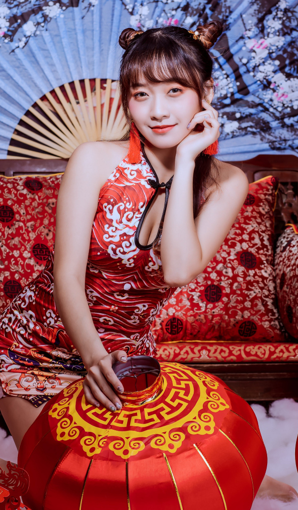 Девушка азиатка с фонариками