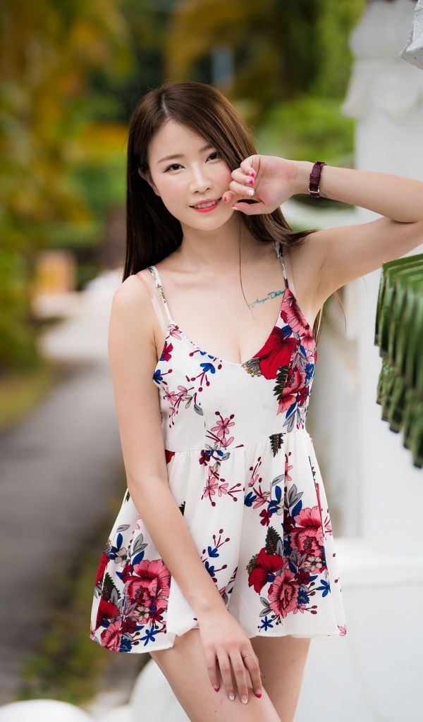 Красивая девушка азиатка в цветастом платье