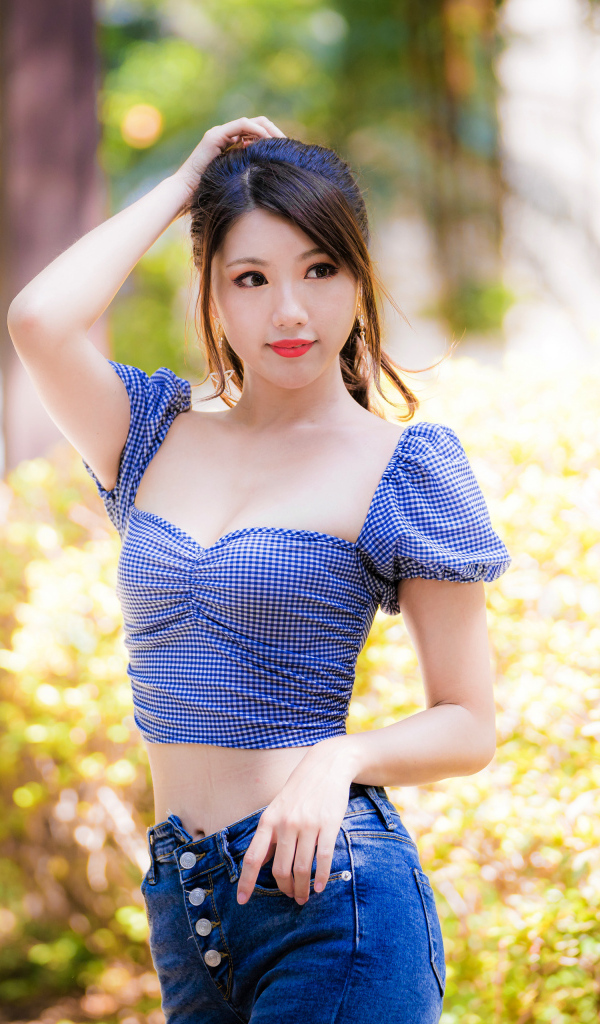 Красивая девушка азиатка в лучах солнца