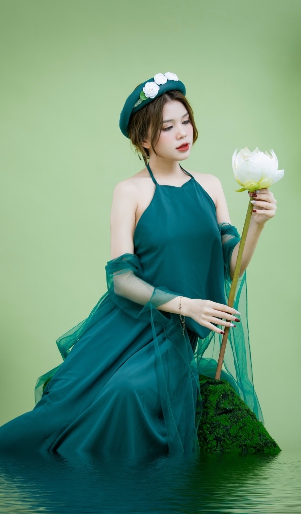 Красивая девушка азиатка с белыми цветами лотоса