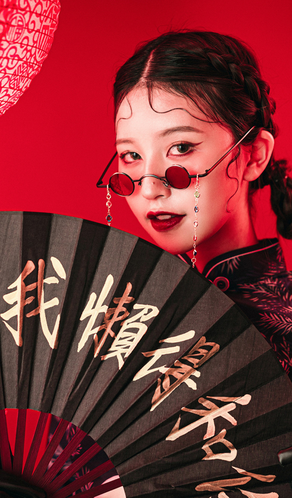 Красивая азиатка с большим черным веером