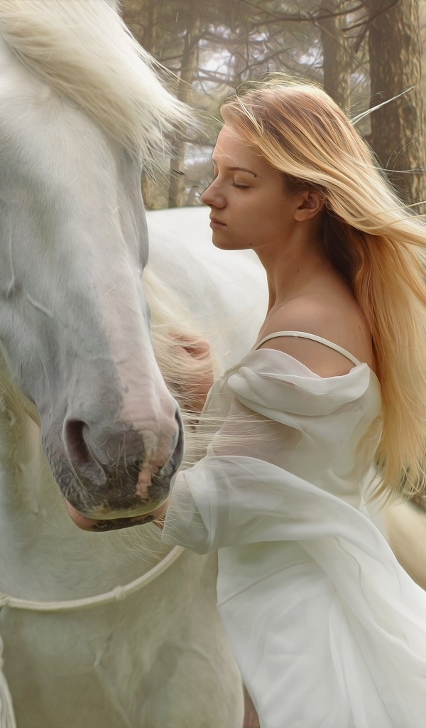 Красивая блондинка с конем в лесу