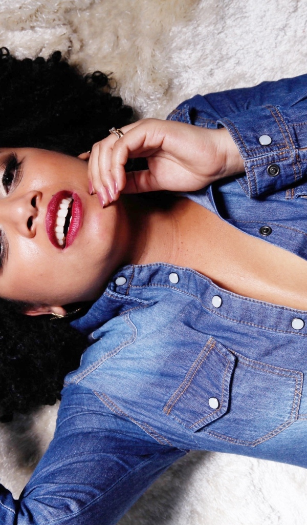 Красивая темнокожая девушка в джинсовой куртке