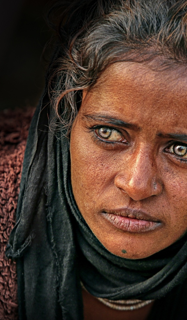 Красивые глаза темнокожей женщины