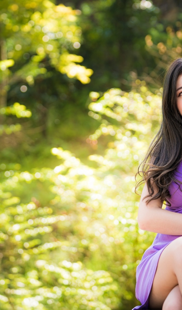 Красивая девушка в фиолетовом платье