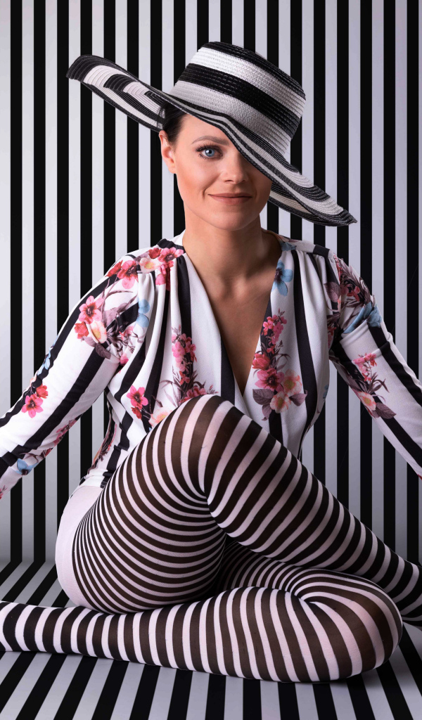 Красивая девушка в полосатом костюме