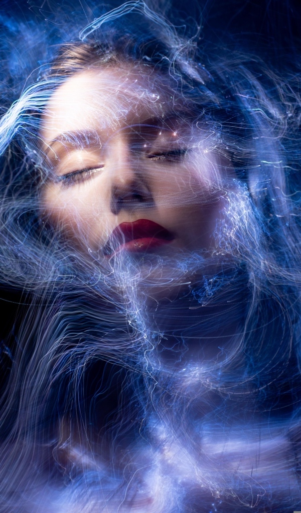 Красивая девушка в неоновых волнах на черном фоне