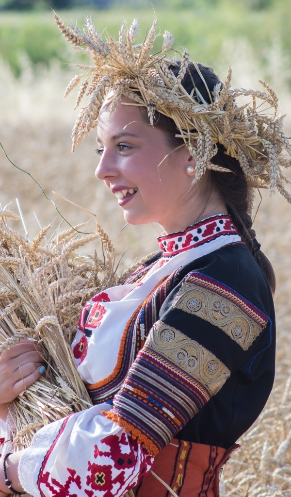 Красивая девушка на поле с пшеницей