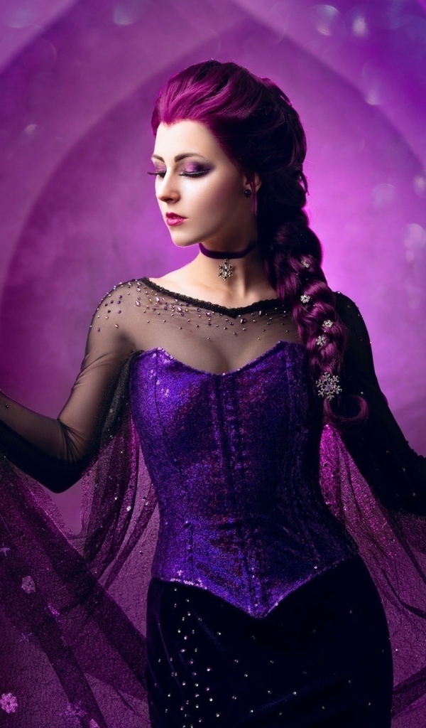 Красивая девушка модель в сиреневом платье