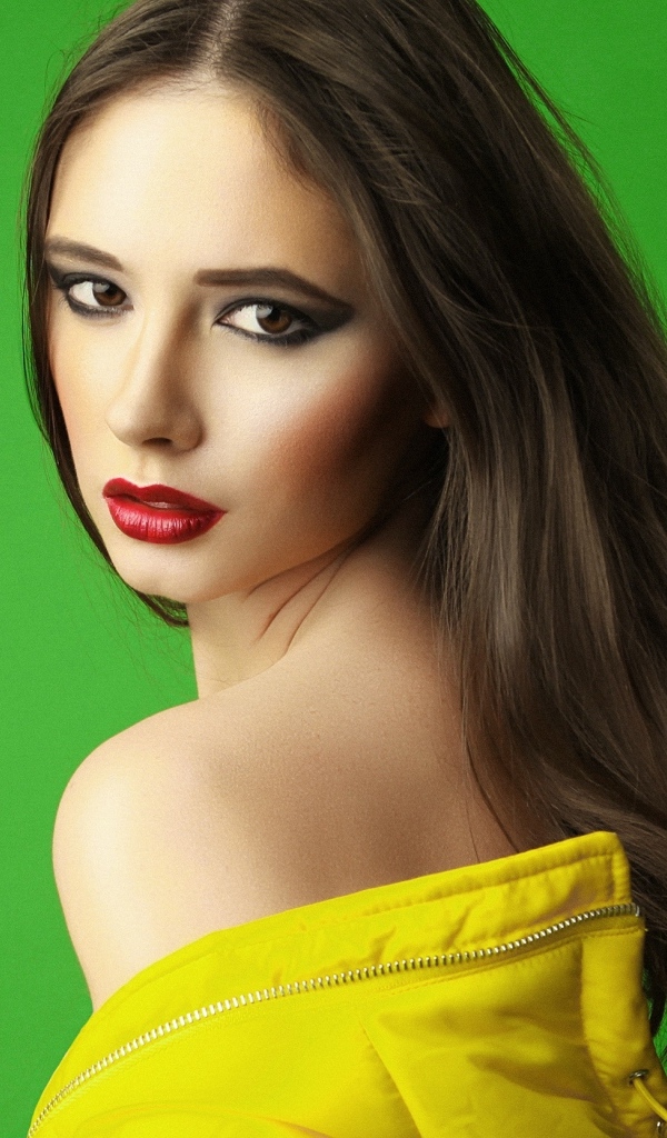 Красивая девушка на зеленом фоне