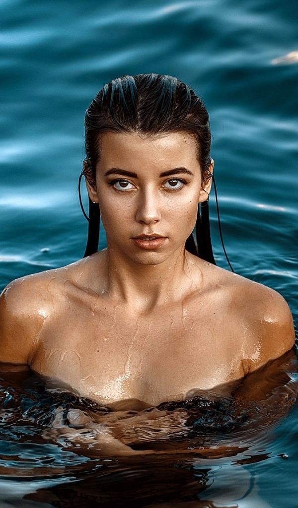 Красивая девушка стоит в воде