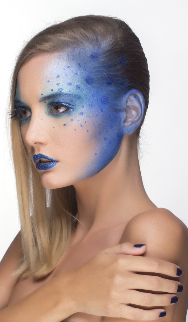 Красивая девушка с синим рисунком на лице