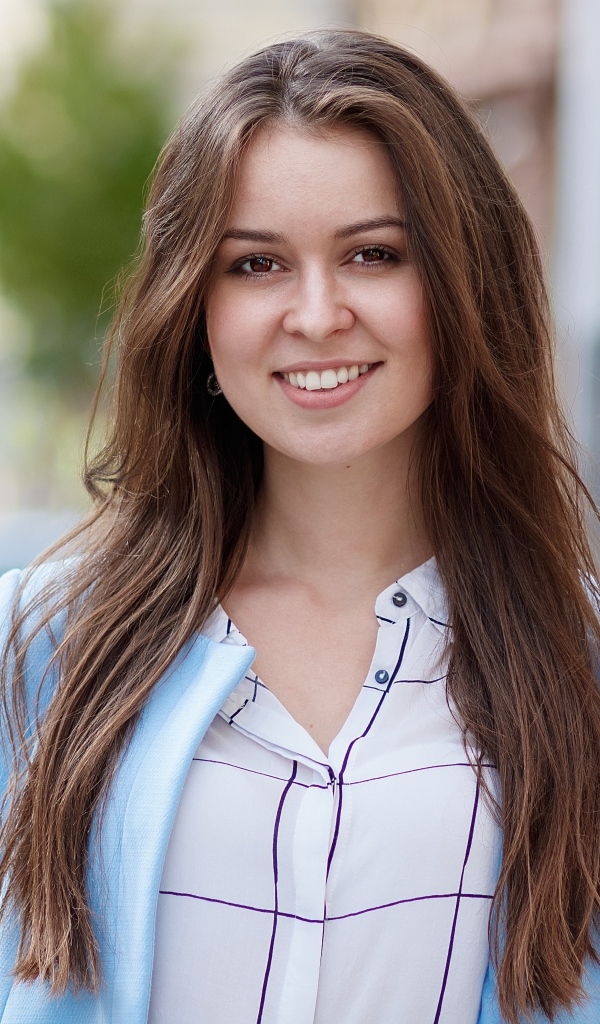 Красивая девушка с очаровательной улыбкой