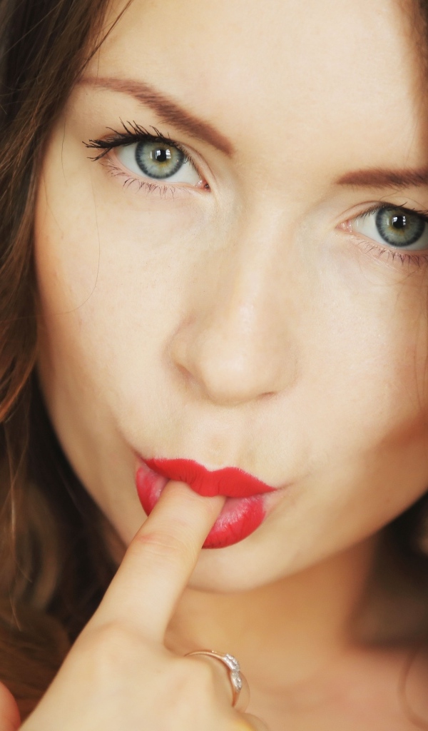 Красивая девушка с пальцем во рту