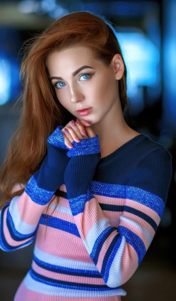 Красивая девушка с голубыми глазами в свитере