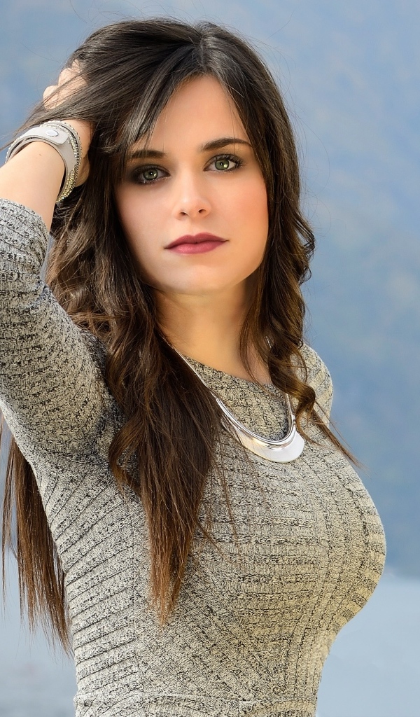 Красивая девушка с рукой в волосах