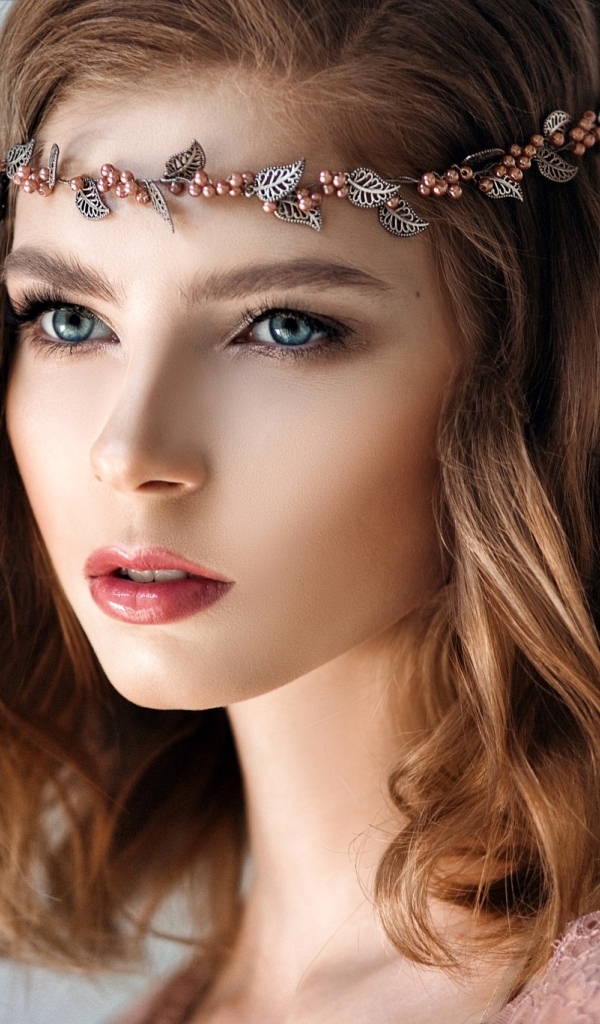 Красивая девушка с украшением на голове