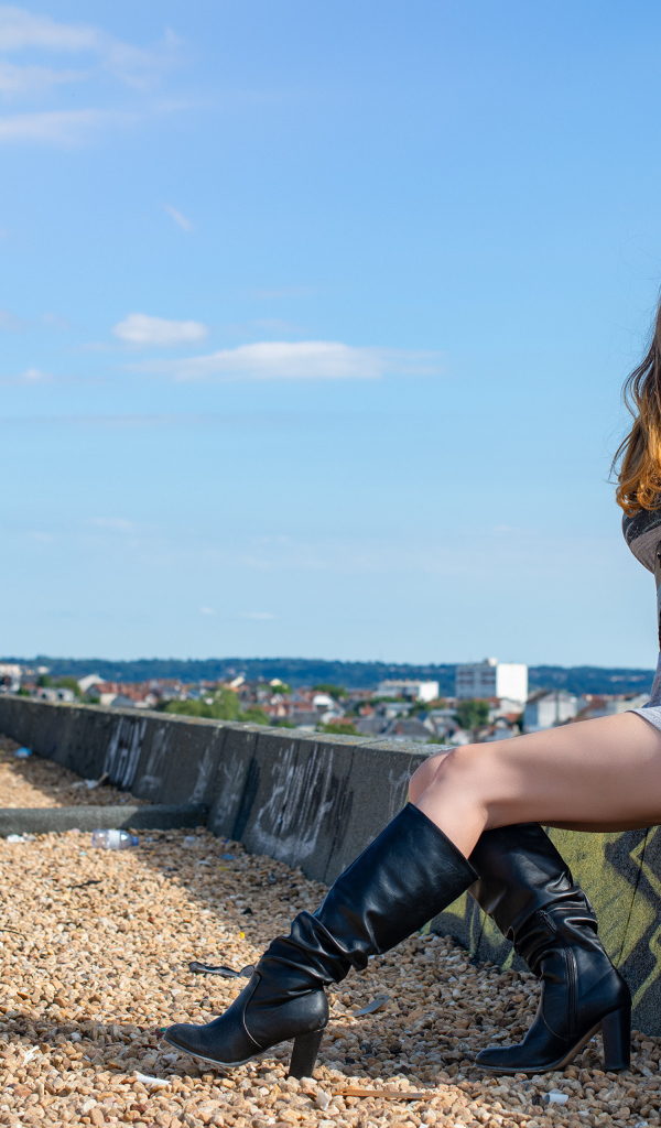 Красивые ноги у молодой девушки