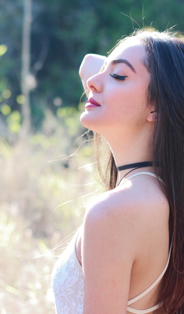 Красивая длинноволосая девушка на природе