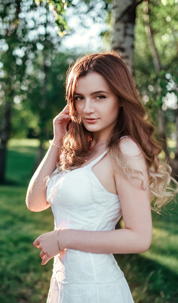 Красивая длинноволосая девушка в парке