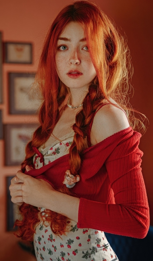 Красивая рыжеволосая девушка с косами