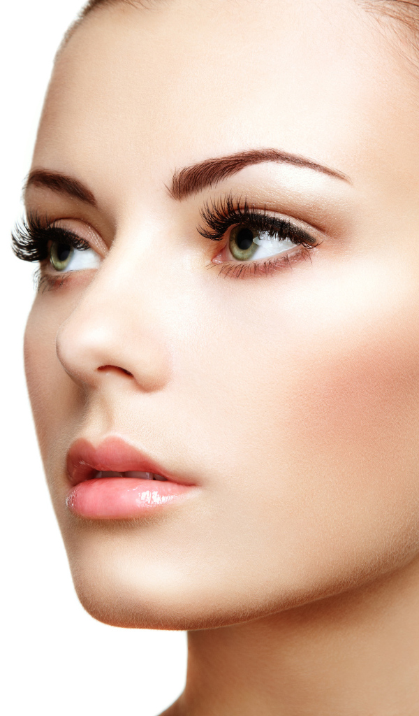 Красивое гладкое лицо молодой девушки 