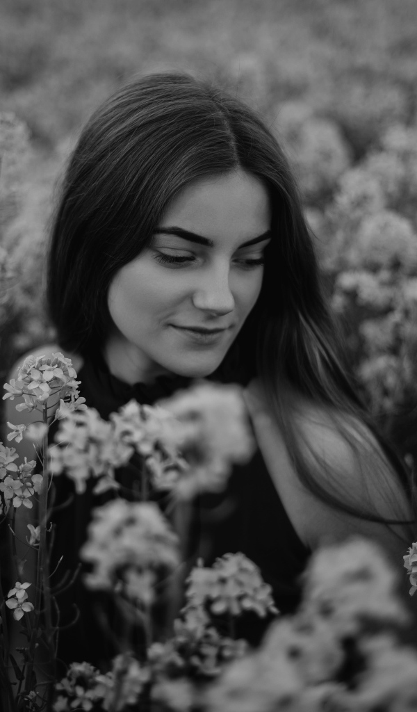 Черно-белое фото девушки в цветах