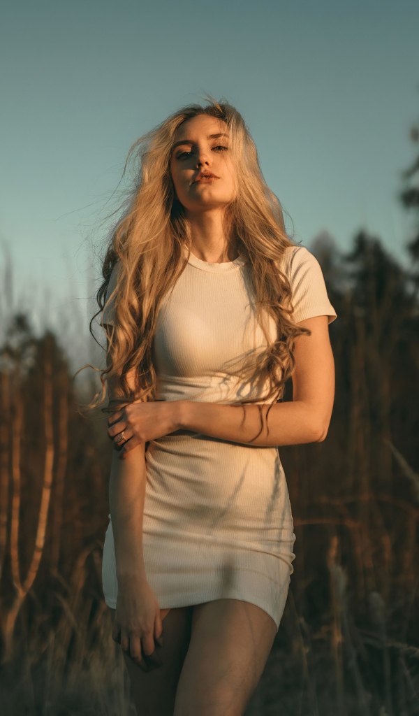 Блондинка в белом платье в лесу