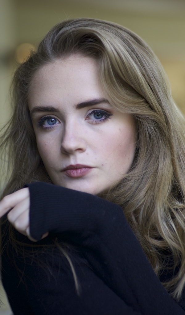 Голубоглазая девушка в черном свитере