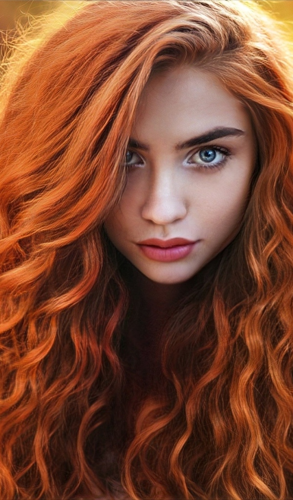 Ярка девушка с длинными рыжими волосами