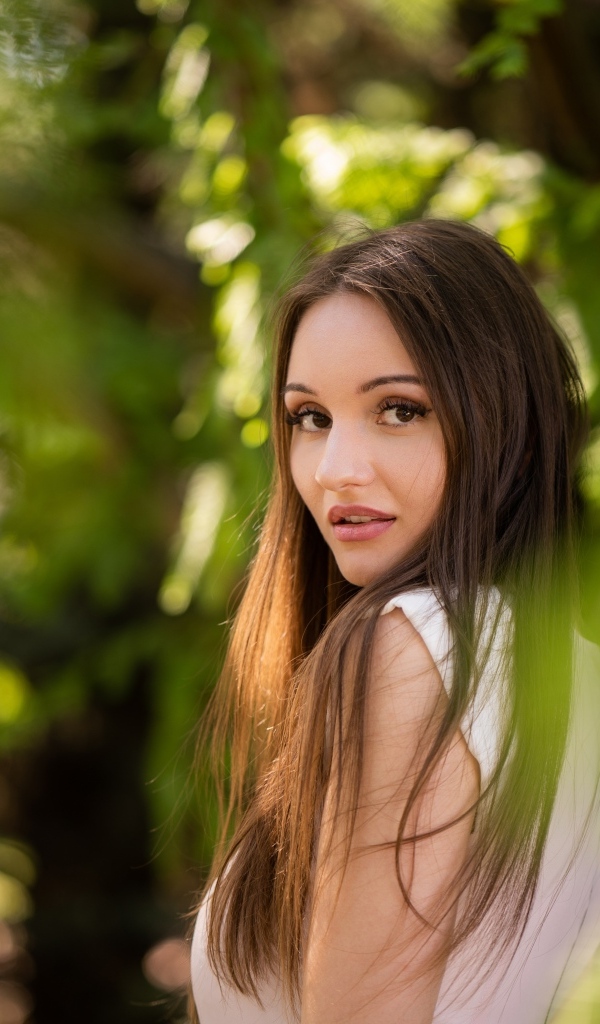 Кареглазая девушка брюнетка в зарослях