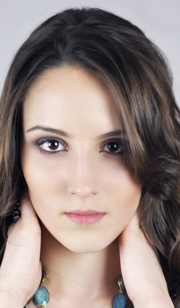 Кареглазая девушка на сером фоне