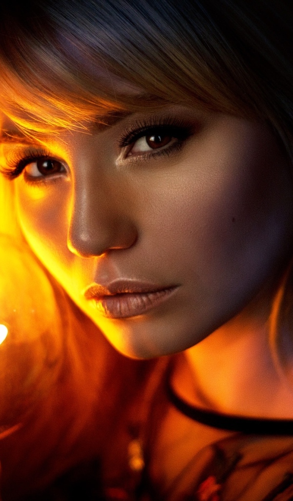 Кареглазая девушка с лампочкой в руках