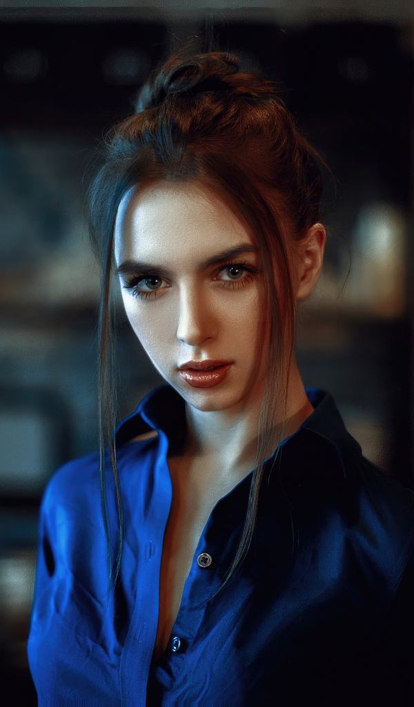 Девушка брюнетка в синей рубашке