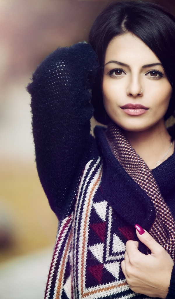 Девушка брюнетка в теплой вязаной кофте