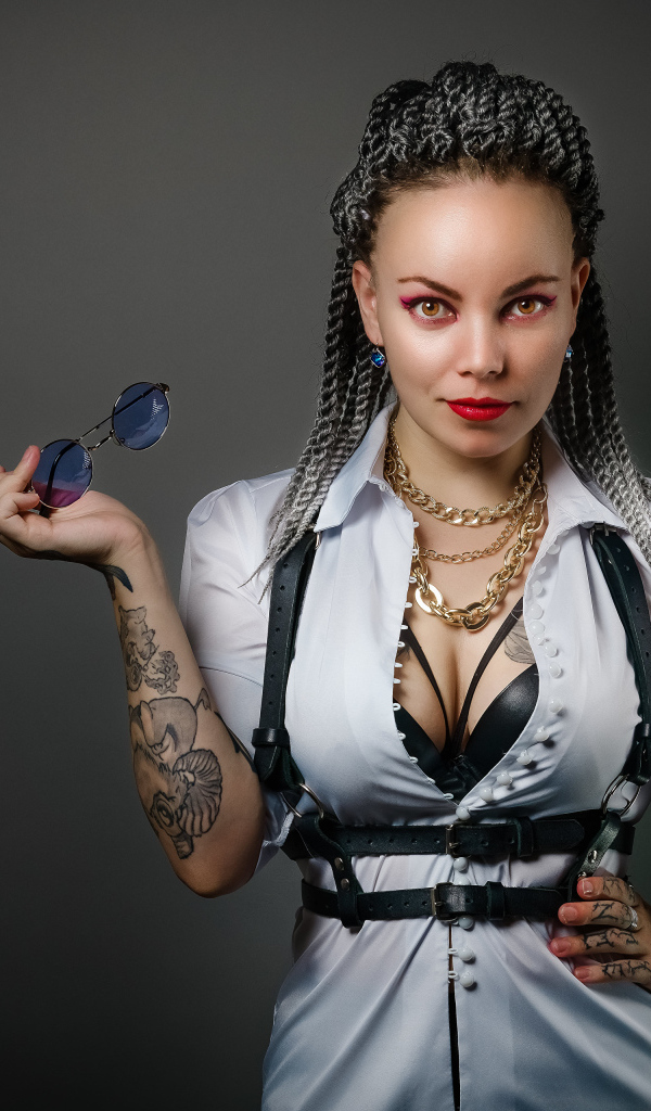 Брутальная девушка с татуировками на теле 