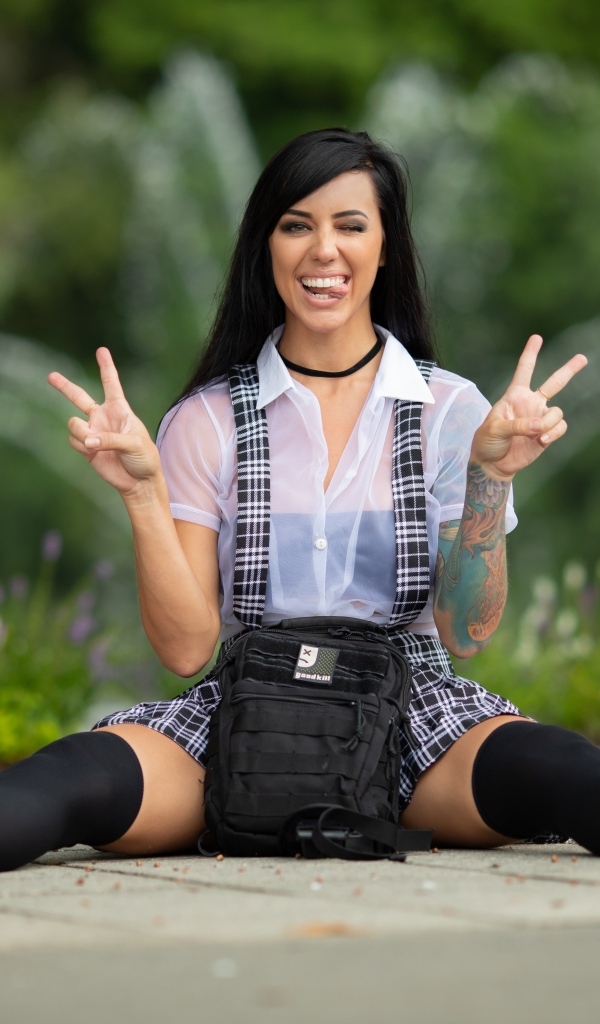 Веселая девушка брюнетка в чулках