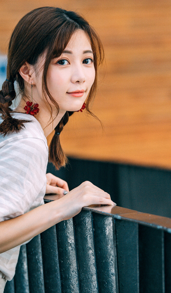 Милая девушка азиатка с косичками на голове 