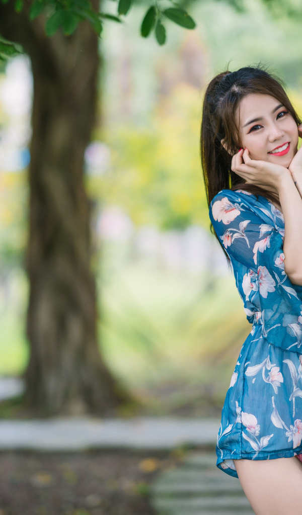 Милая девушка азиатка в комбинезоне