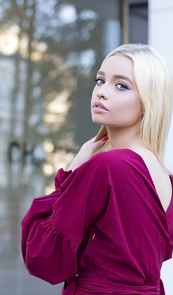 Милая блондинка в бордовом платье