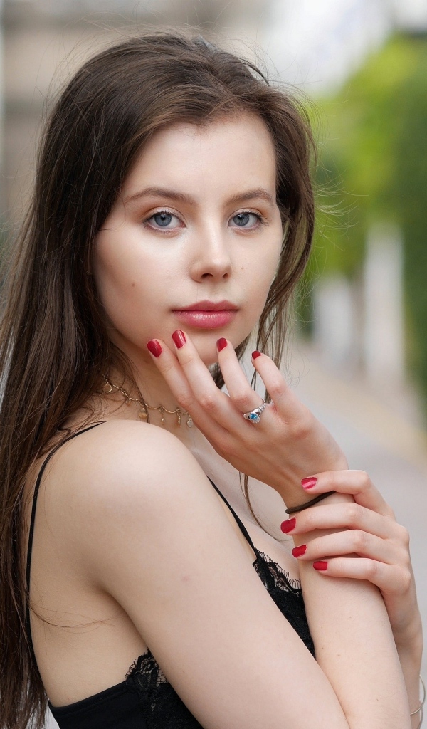 Милая голубоглазая девушка с красным маникюром
