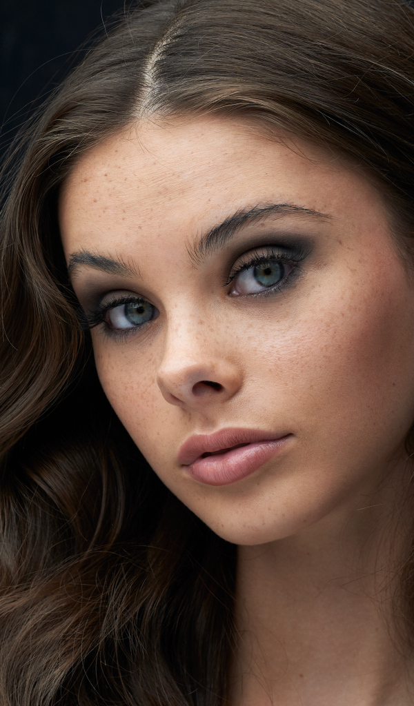 Милая девушка брюнетка с серыми глазами