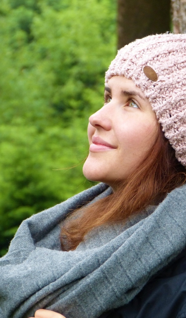 Милая девушка в розовой шапке