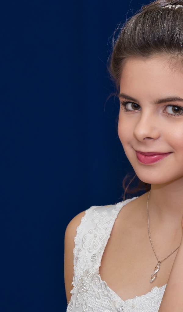 Милая девушка в белом платье на синем фоне