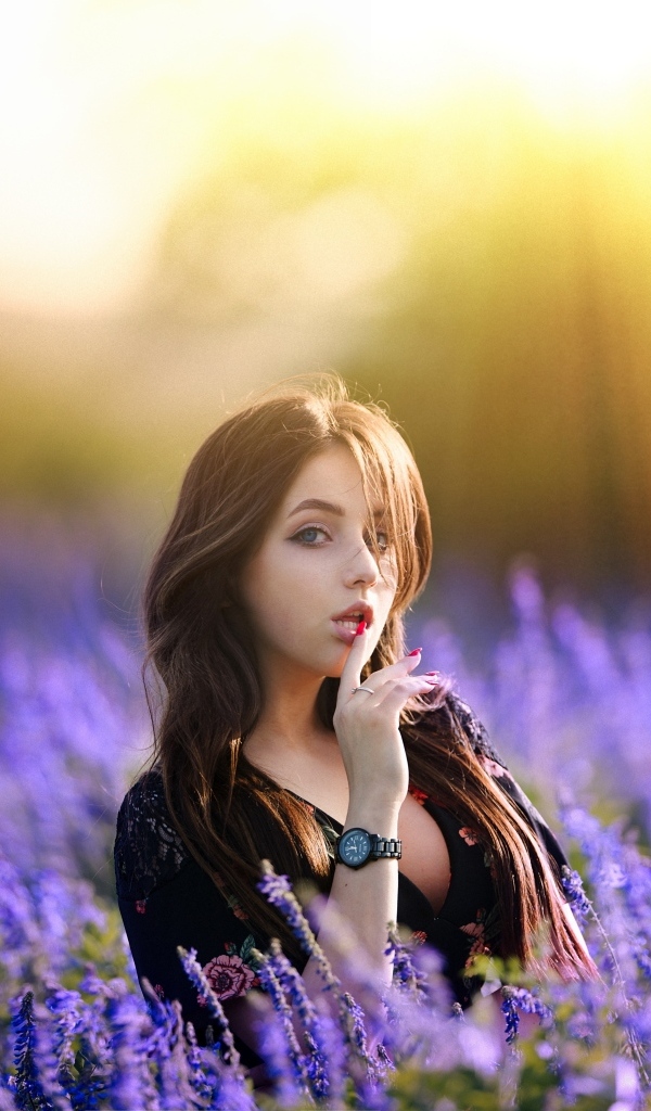 Милая молодая девушка на лавандовом поле