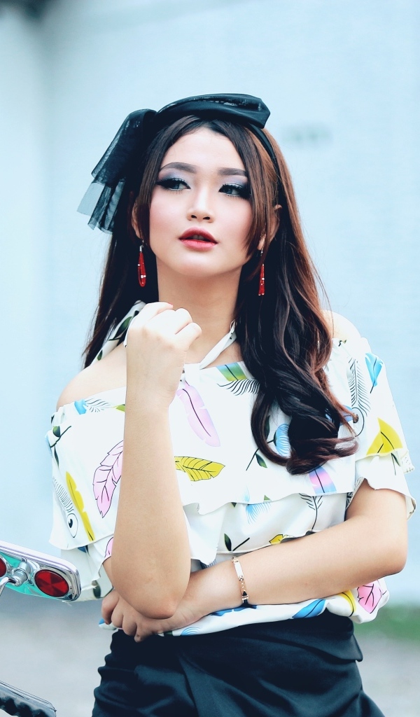 Модная девушка азиатка с красивым макияжем